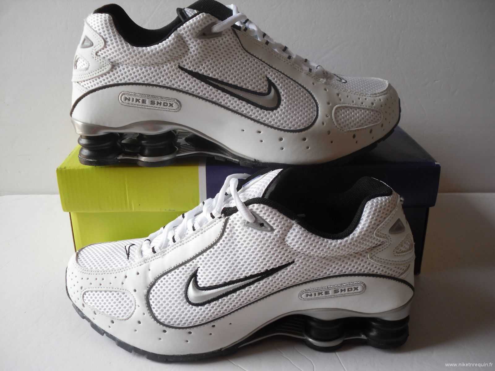 Blanc Et Noir Nike Shox R4 Baskets